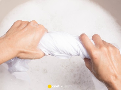 Mówią, że to bomba wybielająca. Dodaj dwie łyżki do pralki, zadziała lepiej niż wybielacz