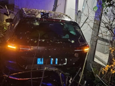 Wjechali samochodem w wejście do klatki schodowej. Potem uciekali pieszo, ale zostali złapani