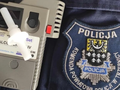 Uderzył w ogrodzenie. Był pijany