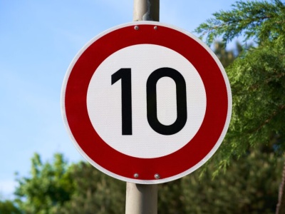 Absurdalne ograniczenie prędkości do 10 mph. Kierowcy alarmują – zamiast pomagać, stwarza zagrożenie