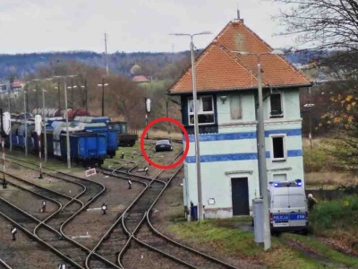 Kierujący Audi zasłabł i zjechał na torowisko (ZDJĘCIA)