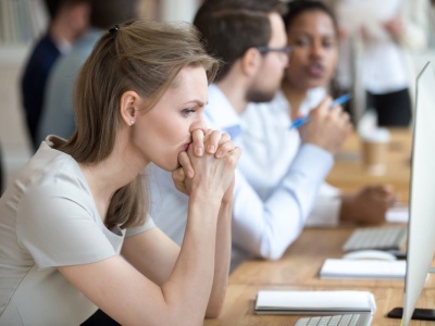 Trzymamy się posady jak tratwy na wzburzonym morzu. Job hugging szturmem podbija firmy