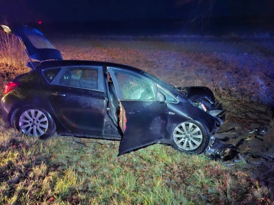 Wypadek na lokalnej drodze w powiecie radzyńskim. Opel uderzył w drzewo