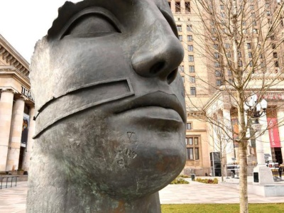 Był Kraków i Rzym, czas na Warszawę. Rzeźba Mitoraja stanęła w najbardziej ruchliwym miejscu stolicy