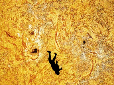 Człowiek spadający przez Słońce. To nie fotomontaż, to zdjęcie dekady