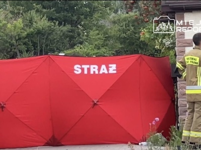 Pożar poddasza budynku mieszkalnego. W jednym z mieszkań odkryto ciało mężczyzny