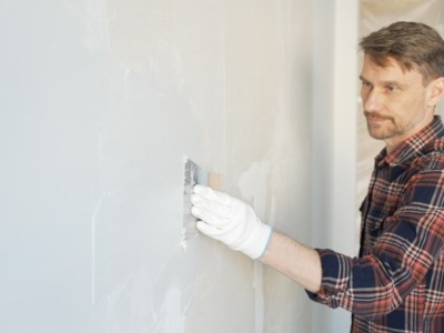 Polacy rezygnują z płytek w łazience. To wykończenie jest modniejsze i bardziej uniwersalne