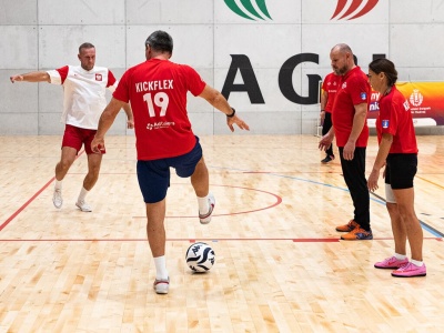 W Krakowie rozegrano pierwszy turniej w odmianie piłki nożnej, w której nie wolno biegać (Galeria)