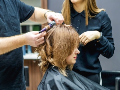 To najlepsza fryzura dla pań z cienkimi włosami. Dodaje mega objętości