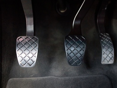 Kierowcy robią to codziennie przed światłami. Mechanicy łapią się za głowę