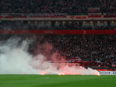 Mamy odpowiedź PZPN. Chodzi o sektorówkę i race na murawie!