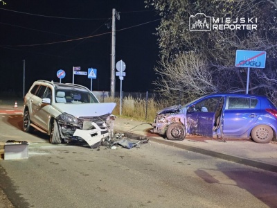Czołowe zderzenie i ucieczka do lasu. Trwają poszukiwania zakrwawionego kierowcy drugiego auta