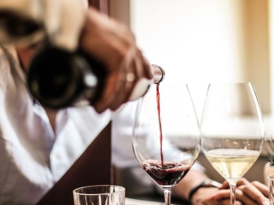 Szokujące zasady w restauracjach: 3000 euro odszkodowania za rozlanie wina? Od teraz zwrócisz uwagę na TE rzeczy