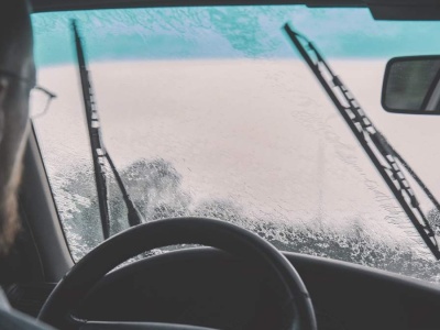 Eksperci ADAC przetestowali wycieraczki samochodowe. Polecają wyłącznie tylko jeden model