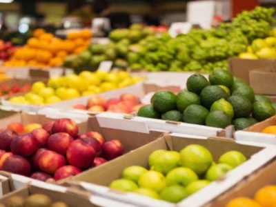 Ciemne plamy na tym owocu. Warto zajrzeć do środka