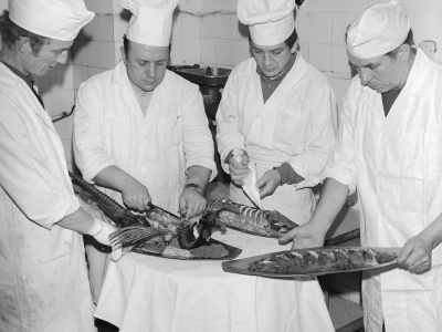 QUIZ PRL. Od kotletów mielonych po Polo-Cocktę: Sprawdź, co królowało na stołach w c…