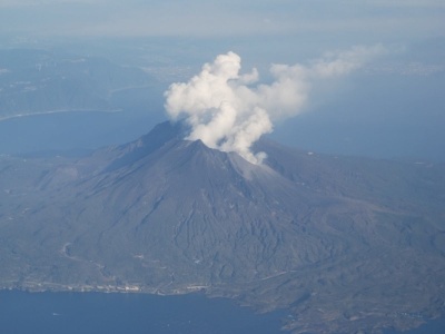 Duża erupcja turystycznego stratowulkanu. Słup dymu i popiołu na kilka tysięcy metrów. Jest ostrzeżenie