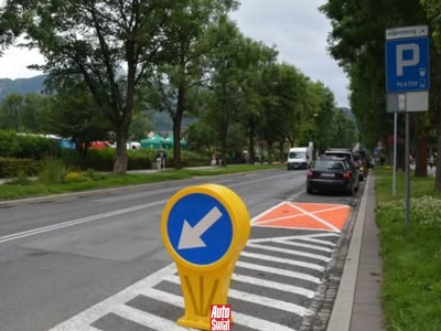 Pomarańczowe miejsca parkingowe dotarły do Polski. Kto może tam zaparkować?