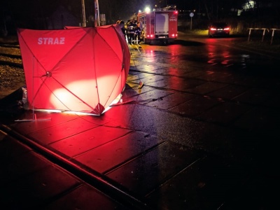 Tragedia na torach koło kąpieliska w Przylasku Rusieckim. Nie żyje 31-letnia kobieta potrącona przez pociąg