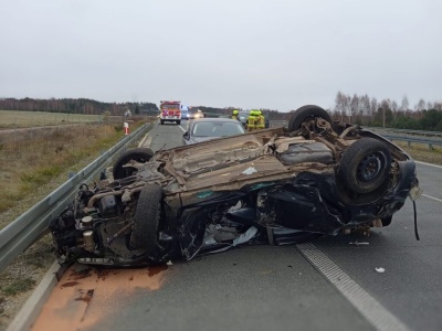 Zderzenie trzech aut na trasie S8. Jeden pojazd dachował. Droga była zablokowana