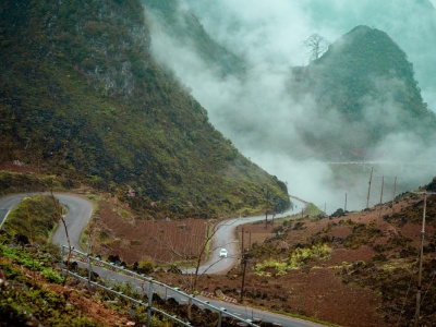 Przepaść, którą motocykliści chcą pokonać za wszelką cenę. Tylko wtajemniczeni wiedzą gdzie jest