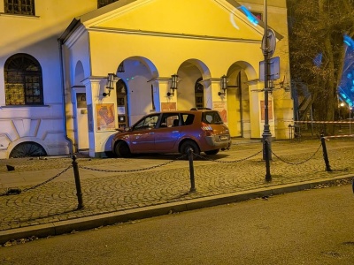 Wypadek przed „Łaźnią”. Auto wjechało w filary zabytkowego budynku