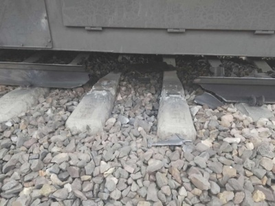 O krok od katastrofy kolejowej na Mazowszu. “Uszkodzenie infrastruktury krytycznej”. Na miejscu wiele służb, w tym ABW. Teren odgrodzony