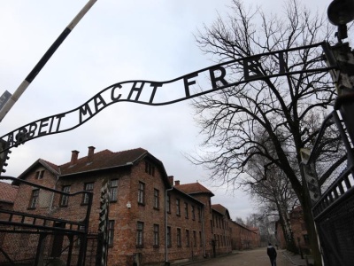 Pamiątki po ofiarach holocaustu na... aukcji. Cienkowska: Pamięć nie jest na sprzedaż