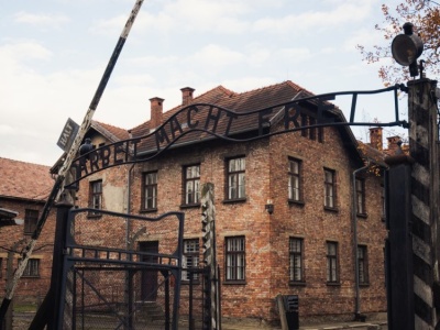 Skandaliczna aukcja przedmiotów ofiar Holocaustu. 