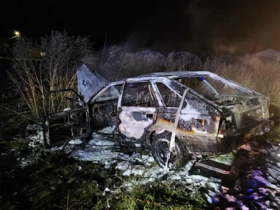 Gmina Szczytniki: samochód wypadł z drogi i stanął w płomieniach