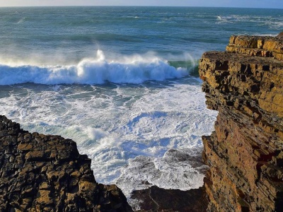 Rodzina porwana przez fale do oceanu. Ojciec nie żyje, poszukiwania córki trwają