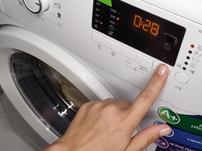 Wsyp to do pralki zamiast płynu. Przywróci ubraniom pierwotny kolor