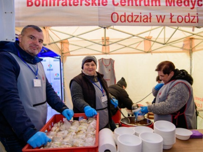 IX Światowy Dzień Ubogich pod łódzką katedrą. Potrzebujący otrzymują ciepły posiłek i wsparcie