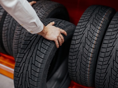 Kiedyś były białe i miękkie. Jeden składnik sprawił, że opony przetrwają tysiące kilometrów