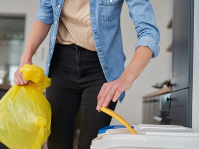 Mandat za wyrzucenie opakowań do kosza. Grozi do 500 zł i wzrost opłat za odpady