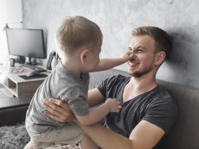 ZUS: mężczyźni coraz chętniej korzystają z urlopu rodzicielskiego, ale nie w pełnym wymiarze