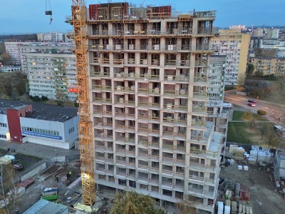 12 piĂŞter na banerze, 14 w rzeczywistoÂści? MieszkaĂący liczÂą i pytajÂą, co tu siĂŞ wÂłaÂściwie buduje