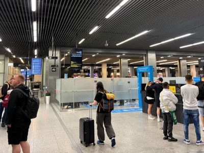 Lotnisko postawiło kontener. Pasażerowie drwią: 