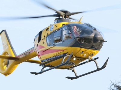 Auto roztrzaskało się o drzewo. Śmigłowiec LPR w akcji, dziecko wśród rannych