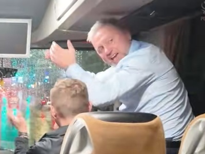 Selekcjoner nagle zerwał się z miejsca. Autokar pękał z radości po wygranej. FILM