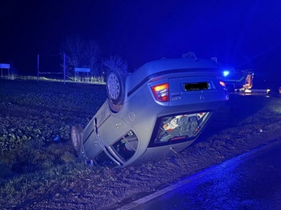 Szczytniki Czerniejewskie: dwa auta zderzyły się na skrzyżowaniu. Jedno zatrzymało się na dachu