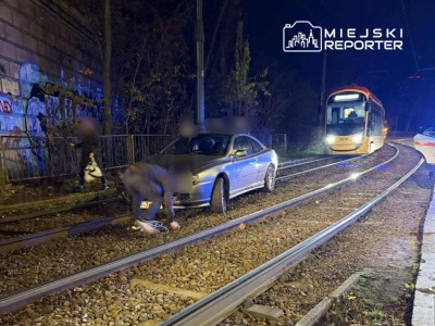 Kierujący Peugeotem wjechał na tory tramwajowe na Marszałkowskiej. Pojazd utknął