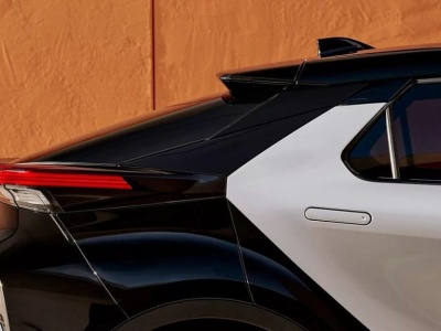 Ulubiony crossover Polaków przeceniony o 21 100 zł. Pełna hybryda w standardzie