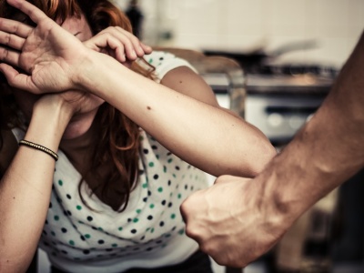 Poprosił kumpla, żeby ją zgwałcił. 