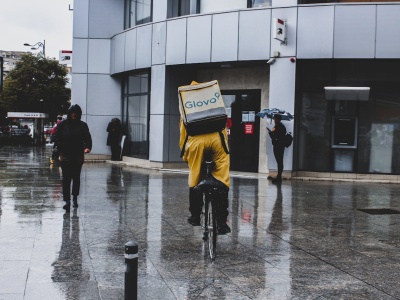 Klienci Glovo nie są już skazani na Biedronkę. Może w końcu będą dostawać to, co zamawiali