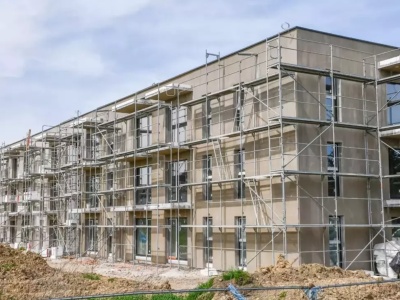 Blok komunalny na ukończeniu. Nadal wzbudza kontrowersje