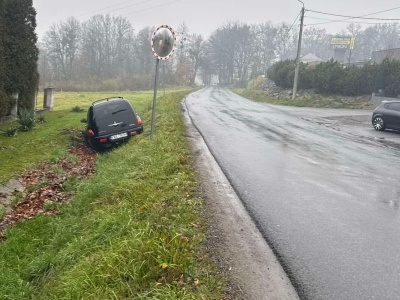 Uwaga ślisko! Osobówka w rowie. Klecza Dolna