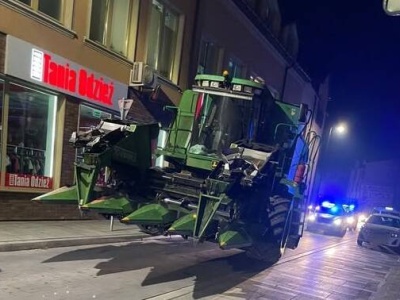 Kombajn utknął w środku miasta i na dwie godziny zablokował ruch. Jak do tego doszło?