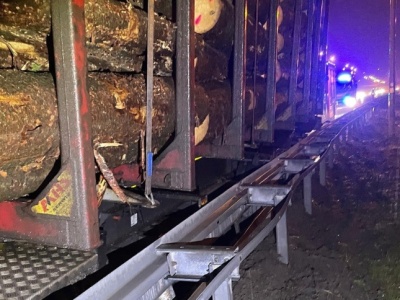 Autostrada A4 zablokowana pod Gliwicami. Bele drewna rozsypały się na jezdnię