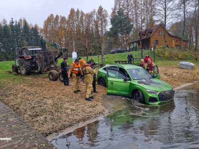 Drogi SUV wylądował w mazurskim jeziorze. Kierowca mógł temu zapobiec, ale nic nie zrobił